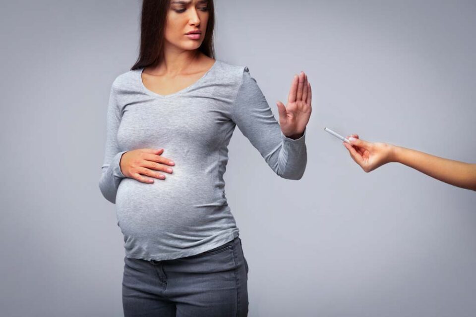 Pregnant woman smoking – danger. Smoking during pregnancy. Quit smoking with LaserOstop, laser before smoking, quit smoking Lithuania.